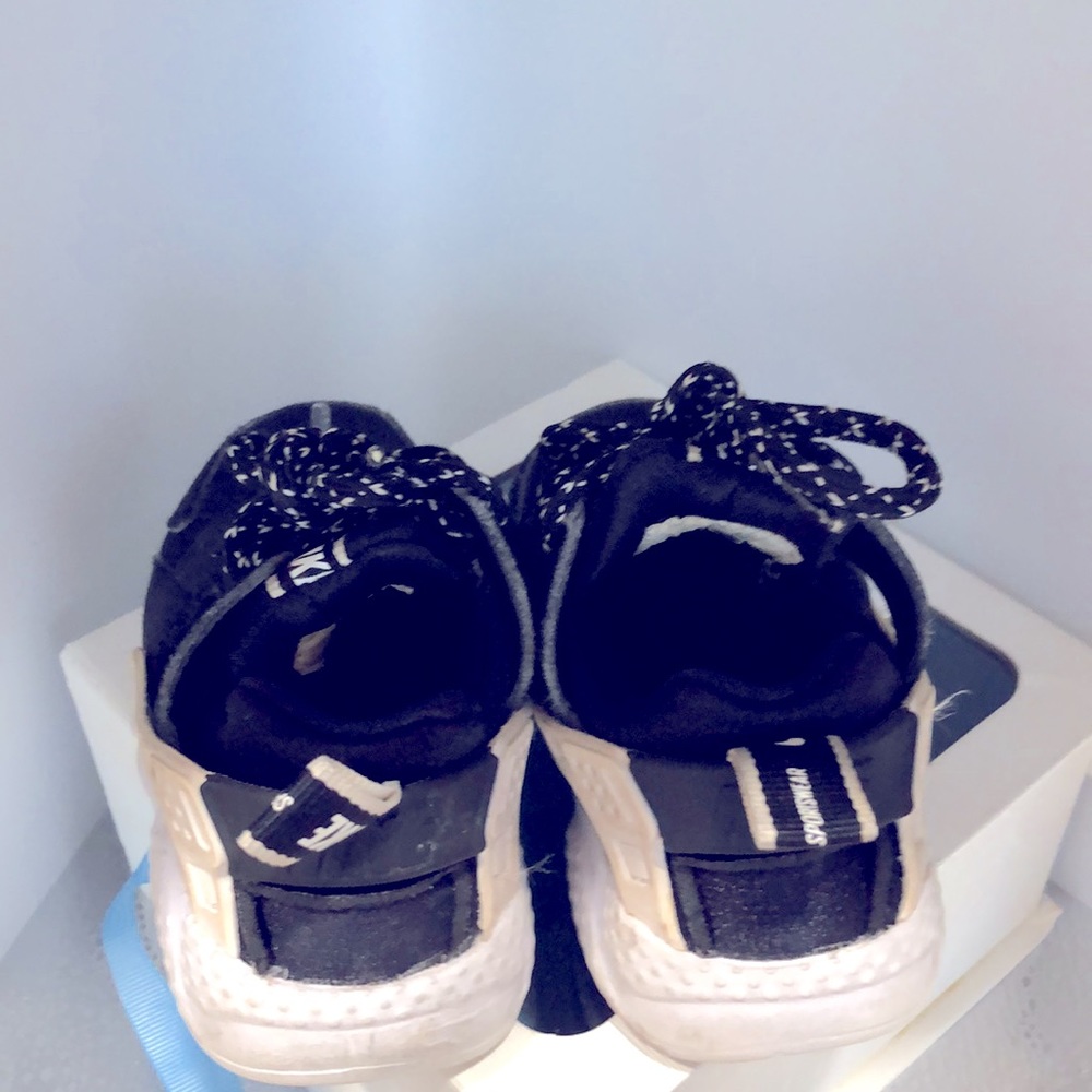Nikey Sneakers - Picture 3 of 3